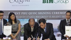 Ông Đoàn Quốc Việt - Chủ tịch Tập đoàn BIM Group và ông Steven Pan - Chủ tịch của Regent Hotels Group kí hợp đồng quản lý dự án