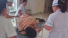 Người cảnh sát bị thương được đưa vào bệnh viện cấp cứu. Ảnh: Vũ Hoàng