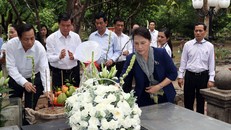 Chủ tịch Quốc hội Nguyễn Thị Kim Ngân dâng hương tưởng niệm các anh hùng liệt sĩ tại Nghĩa trang Hàng Dương, Côn Đảo. Ảnh: Cổng TTĐT Quốc hội