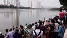 Người dân hiếu kỳ đứng lại theo dõi vụ việc