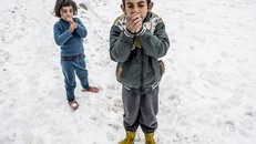 Trong cuộc chiến ở Syria, nhiều người chết vì thiếu thuốc men, chết vì đói và lạnh. Ảnh: VICE news