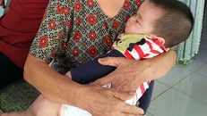 Bé trai đang được gia đình bà Tịnh chăm sóc. Ảnh: Văn Trăm