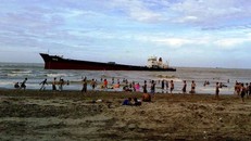 Du khách tắm biển gần tàu Thái Hà 26 bị mắc cạn ở bãi biển Cửa Lò sau bão số 2