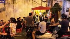 Món mực khổng lồ thu hút khách Hà Nội trên phố Mã Mây