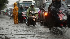 ừ đầu năm nay cứ mưa lớn là đường phố Thủ đô lại ngập sâu khiến người dân ngán ngẩm