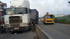 Xe container mất lái húc văng dải phân cách