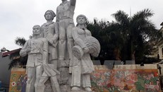 Bức tượng gãy đổ (nhỏ) nằm trong cụm tượng gồm 5 bức. (Ảnh: Bùi Đức Hiếu/TTXVN)