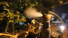 Xe phun thuốc diệt muỗi chuyên dụng của Trung tâm y tế dự phòng Hà Nội trong đêm khuya