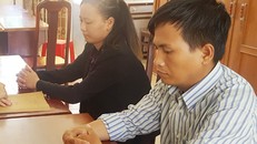 Hai nhân viên nhà mạng dỏm tại cơ quan công an. Ảnh: Phúc Hưng