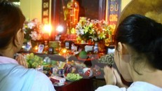 Tỏ lòng thành kính, cầu mong những điều tốt lành. (Ảnh: Minh Quyết/TTXVN)