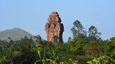 Tháp Cánh Tiên nhô lên giữa trời xanh