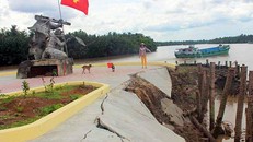 Cụm tượng cũ trên phần nền móng mới bị sạt lở. Ảnh: Đông Hà.