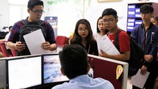 Tân sinh viên làm thủ tục nhập học ĐH Kinh tế - Luật TP.HCM. (Ảnh: Phương Linh)