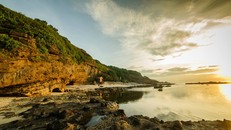 Bãi biển trước chùa Hang, Lý Sơn