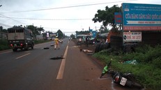 Xe cấp cứu 24/24 tông trực diện xe máy, hai thanh niên thương vong (Ảnh: Ngọc Hùng)