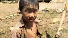 Lũ về nhanh trong đêm khiến người dân không kịp trở tay