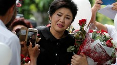 Cựu thủ tướng Thái Lan Yingluck Shinawatra khóc khi nhận hoa của những người ủng hộ