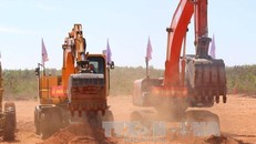 Các phương tiện thi công động thổ, khởi công xây dựng sân bay Phan Thiết