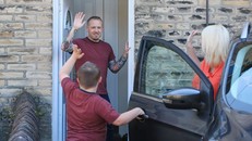 Claire và con trai chào tạm biệt David để đi về nhà riêng