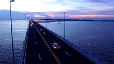 Hàng nghìn người đổ về Hải Phòng trải nghiệm cầu vượt biển dài nhất Việt Nam 