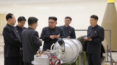 Nhà lãnh đạo Triều Tiên Kim Jong-un kiểm tra một thiết bị hạt nhân. Ảnh: KCNA.