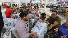 Người dân Florida (Mỹ) mua nước sạch tích trữ 