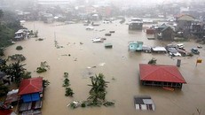 Bão số 10 tăng tốc, gần 50.000 người dân miền Trung phải sơ tán