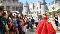 Carnival đường phố thổi bùng sức sống không gian phố đi bộ Hồ Gươm