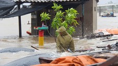 Người dân Hà Tĩnh "chống chọi" với bão (Ảnh: ZIng)