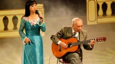 Nhạc sĩ Hoàng Giác đệm đàn cho ca sĩ Ánh Tuyết hát (Ảnh: Nguyễn Thế Thục)