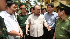 Thủ tướng Nguyễn Xuân Phúc kiểm tra công tác khắc phục hậu quả cơn bão số 10 tại trường Tiểu học Nghi Hải, thị xã Cửa Lò