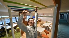 Dân công sở Nhật đu xà, tập thể dục giữa giờ làm để chống ỳ 