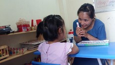 Cô giáo Cao Minh Phương và tiết học dạy trẻ tự kỉ nhận biết bảng chữ cái