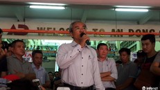 Ông Phạm Quốc Huy có mặt tại chợ An Đông vào sáng 19/9 để nói chuyện với tiểu thương.(Ảnh: Infonet)