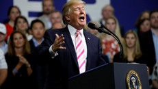 Tổng thống Mỹ Donald Trump phát biểu tại buổi mít tinh ở Alabama