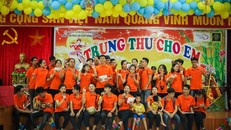 Học viên trung tâm CFOS tổ chức trung thu sớm cho các em nhỏ Trung tâm phục hồi chức năng Việt – Hàn