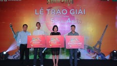 Các khách hàng của Sun World vui mừng nhận thưởng