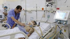 Nạn nhân ngộ độc rượu được điều trị tích cực tại Bệnh viện đa khoa Quảng Ninh