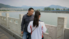 Ônh Cheng Zhu, 43 tuổi, nói chuyện cùng con gái Cheng Ying, 16 tuổi, bên bờ sông Tian ở tỉnh Hồ Bắc. (Nguồn: WashingtonPost)