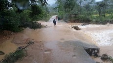 Nước lũ đang dâng cao ở các địa phương Nghệ An (Ảnh: Lao động)