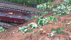 Đoạn đường sắt bị vùi lấp do mưa bão