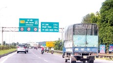 Biển báo tốc độ cho thấy sự thụt lùi về hiệu quả đầu tư của tuyến đường này. Ảnh: Bảo An.