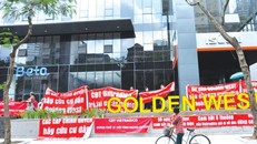 Những cư dân đang sinh sống tại chung cư Golden West số 2 Lê Văn Thiêm (quận Thanh Xuân) tập trung treo băng rôn trước sảnh phản đối chủ đầu tư