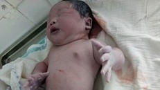 Bé trai vừa sinh ra đã bằng 1 đứa trẻ 4-5 tháng