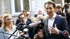 Thủ tướng tân cử Sebastian Kurz phát biểu sau khi rời phòng phiếu tại Vienna. Ảnh: AFP
