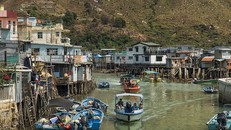 Tai O với những ngôi nhà Pang uk trên những chiếc cột kèo chênh vênh sóng biển...