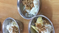 Bữa ăn được phụ huynh chụp lại làm chứng