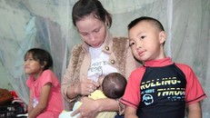 Chị Hồng đang cho con gái út bú sau khi đi làm về