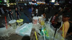 Rác vứt bừa bãi tại phố đi bộ (Ảnh internet)