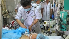 Cấp cứu nạn nhân vụ tai biến chạy thận làm 8 người tử vong ở Hoà Bình (Ảnh: NLĐ)